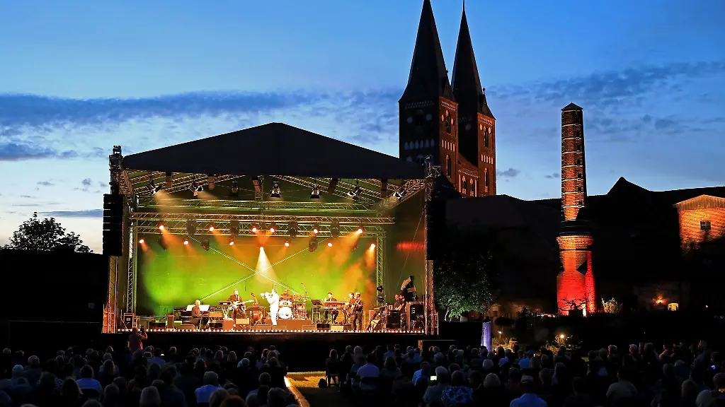 Trompeter-Till-Broenner-spielt-zusammen-mit-seiner-Band-bei-Jazz-im-Kloster-Jerichow-in-Jerichow