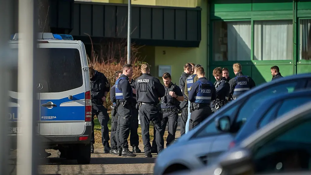 Polizisten-stehen-vor-einer-Schule-in-Neuwied