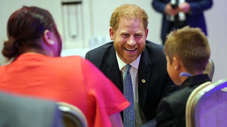 Sieht aus, als wäre alles in Ordnung - ist es aber nicht: Prinz Harry bei den Wellchild Awards.