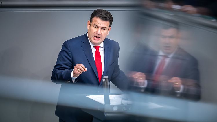 Heil argumentiert: "Bürgergeld" soll erhöht werden, um die Sicherung des Existenzminimums auch weiterhin zu gewähren. 