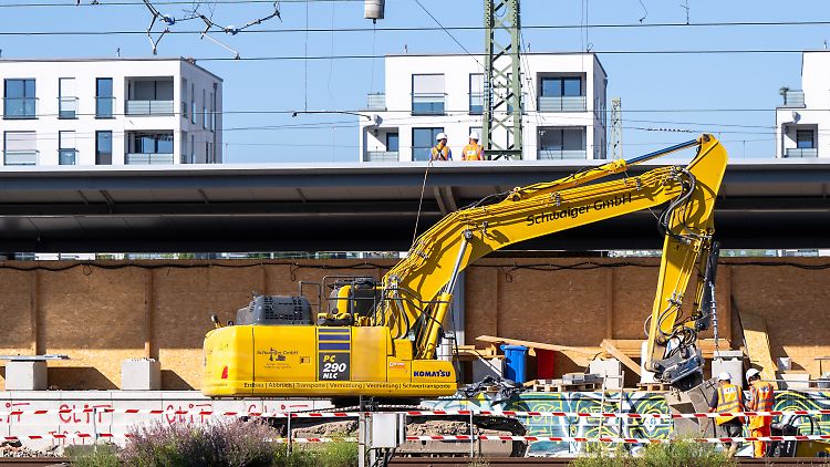 Da ging etwas schief: ein Bagger bei der zerstörten Oberleitung in München