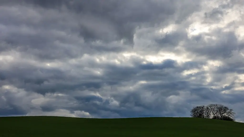 Wolken-ziehen-bei-frischem-Wind-ueber-die-Landschaft-von-Sachsen-Anhalt