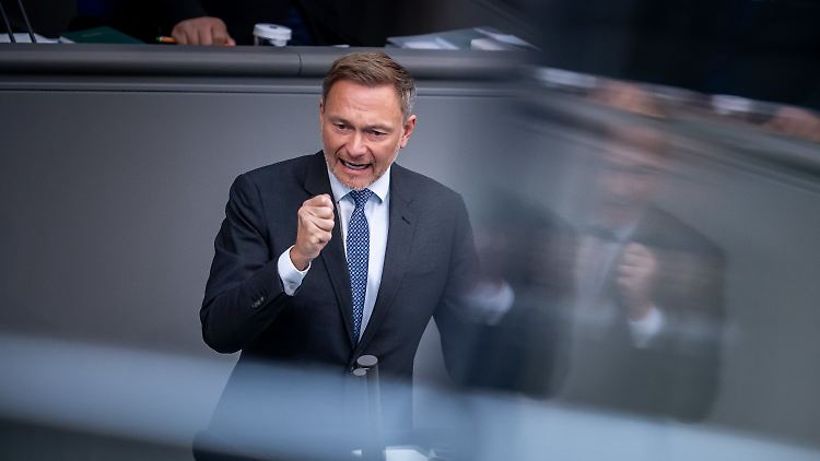 "Was für die Bezieher sozialer Leistungen recht ist, das muss für die Steuerzahlerinnen und Steuerzahler auch billig sein", so Lindner im Bundestag.