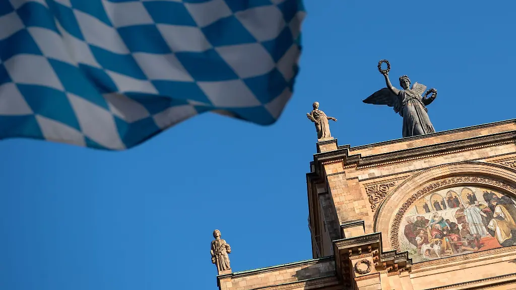 Eine-Bayernflagge-weht-vor-dem-bayerischen-Landtag