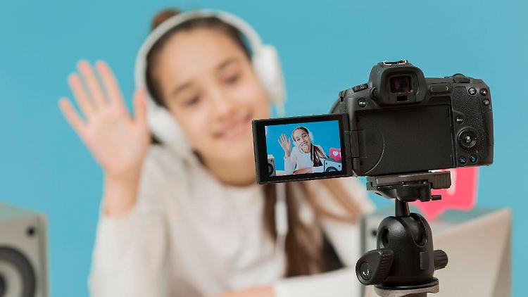 Kinder-Influencer stellen ähnliche Inhalte ins Netz wie die erwachsenen Influencer: von der Morgenroutine bis zu klassischen Werbekooperationen.