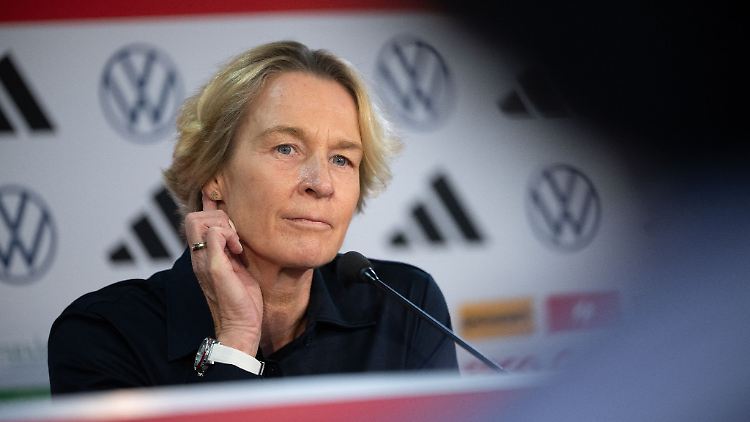 Bundestrainerin Martina Voss-Tecklenburg fällt für die nächsten beiden Länderspiele erkrankt aus.