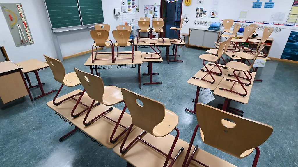 Stuehle-sind-in-einem-Klassenzimmer-der-auf-Tische-gestellt