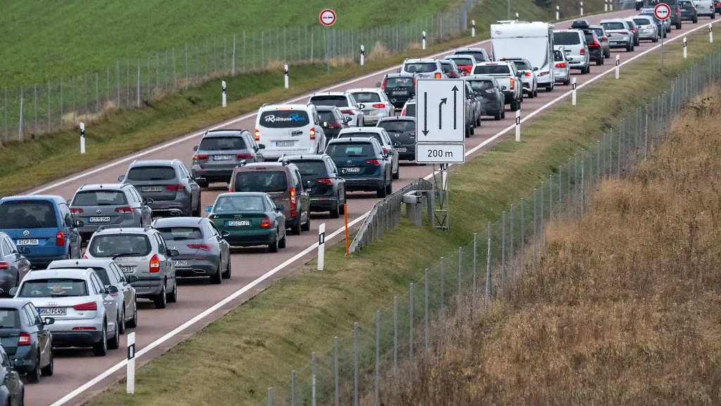 Fahrzeuge-stehen-auf-der-Bundesstrasse-96-vor-der-Ruegenbruecke-im-Abreisestau