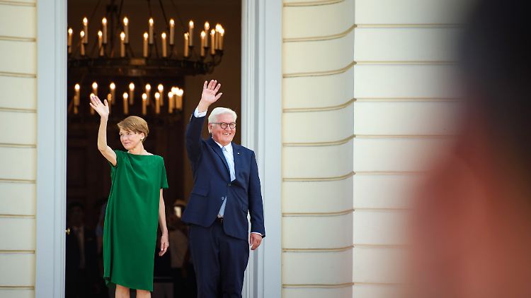Bundespräsident Frank-Walter Steinmeier und seine Ehefrau Elke Büdenbender winken während des Bürgerfestes des Bundespräsidenten vom Eingang des Schloss Bellevue den Besuchern zu.