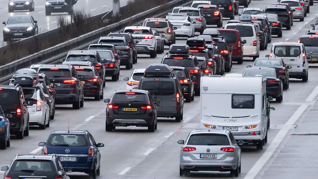 Autos-stehen-auf-der-Autobahn-8-in-Fahrtrichtung-Muenchen-im-Stau