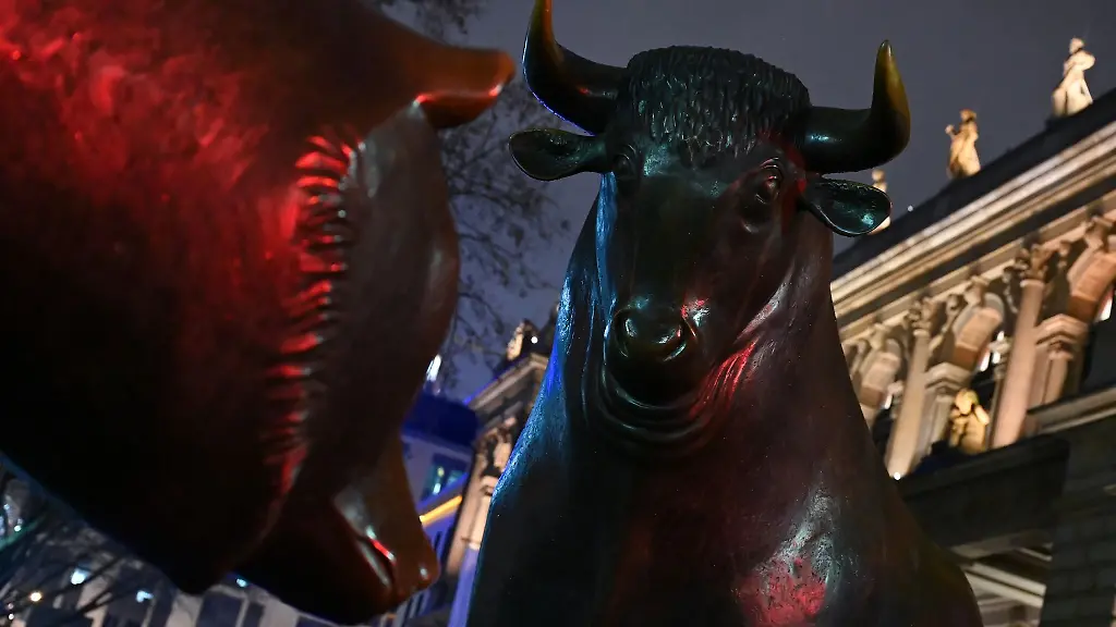 Chance-oder-Risiko-Der-Bulle-und-der-Baer-stehen-beim-Boersenhandel-fuer-Auf-beziehungsweise-Abschwung