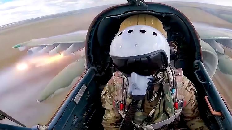 Ein russischer Kampfpilot im Einsatz über der Ukraine (Archivbild).