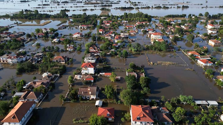 Hochwasser und Schlamm bedecken das Dorf Palamas.
