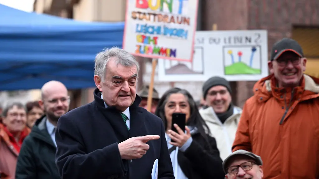 NRW-Innenminister-Herbert-Reul-steht-waehrend-einer-Demonstration-gegen-Rechts-vor-einem-Plakat
