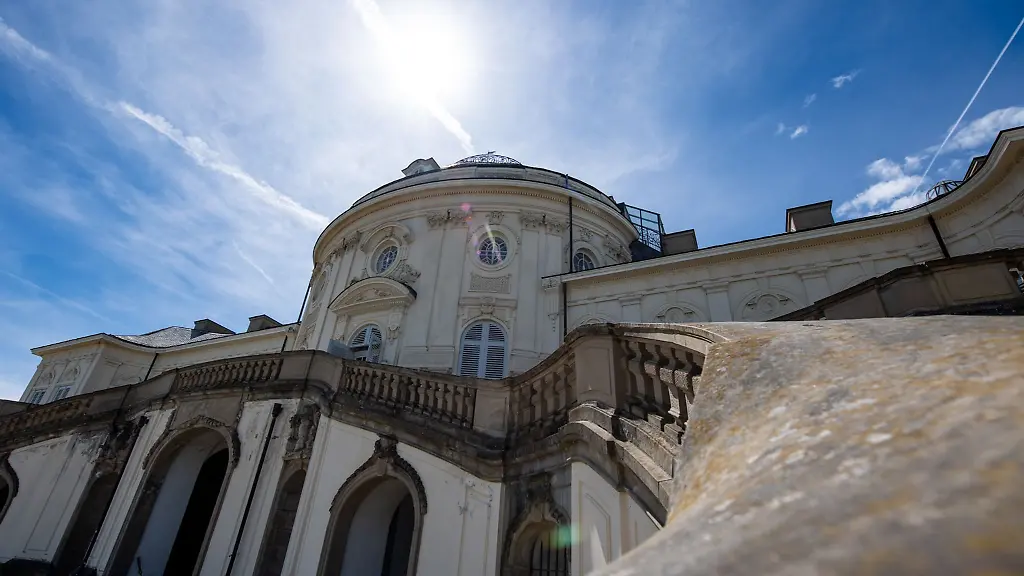 Die-Mittagssonne-strahlt-auf-das-Schloss-Solitude