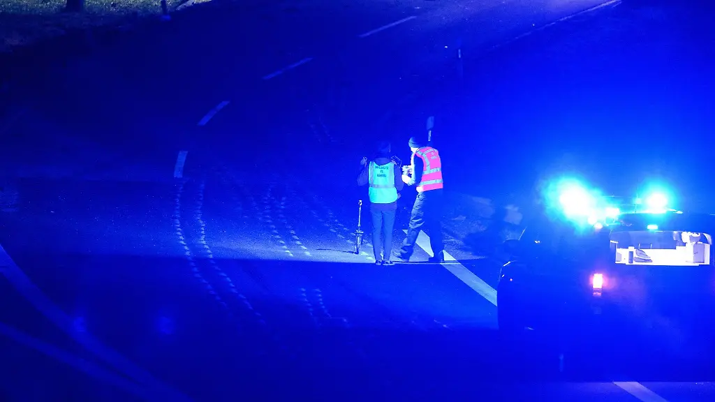 Unfallgutachter-untersuchen-Unfallspuren