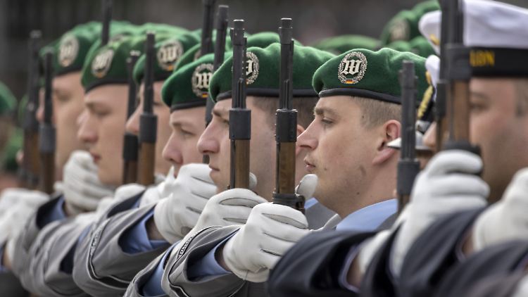 Aushängeschild der Bundeswehr und dennoch immer wieder von Skandalen erschüttert: das Wachbataillon. 
