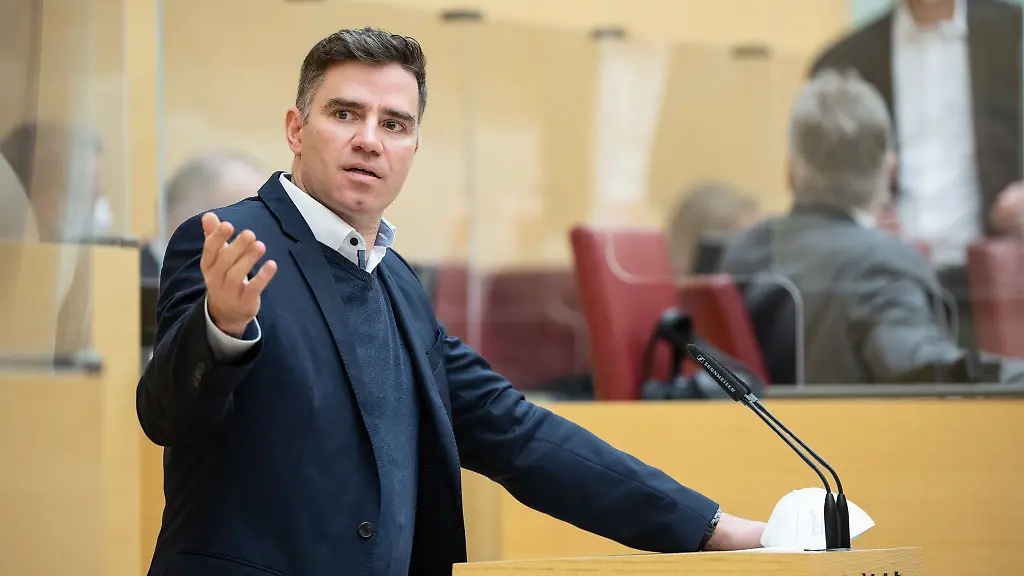 Der-AfD-Landtagsabgeordnete-Ferdinand-Mang-spricht-waehrend-einer-Plenarsitzung-im-Landtag