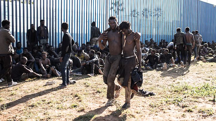 In Marokko versuchen immer wieder Menschen in die spanische Exklave Melilla zu gelangen - um dann ihren Weg nach Europa fortzusetzen. 