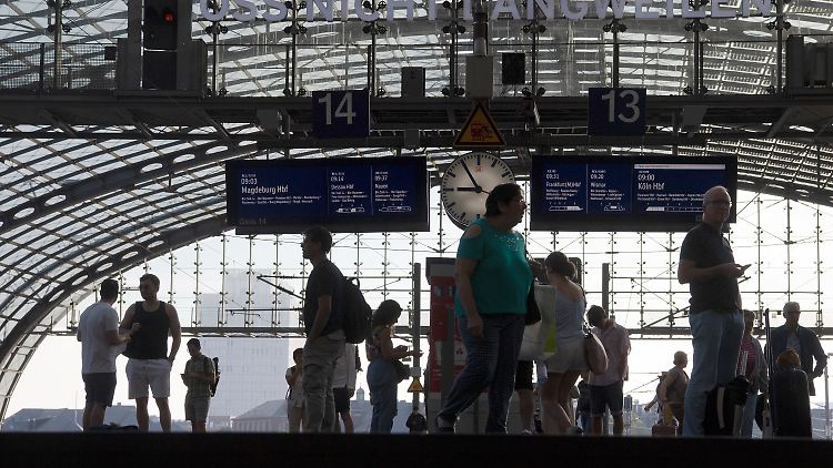Reisende warten am Berliner Hauptbahnhof. 