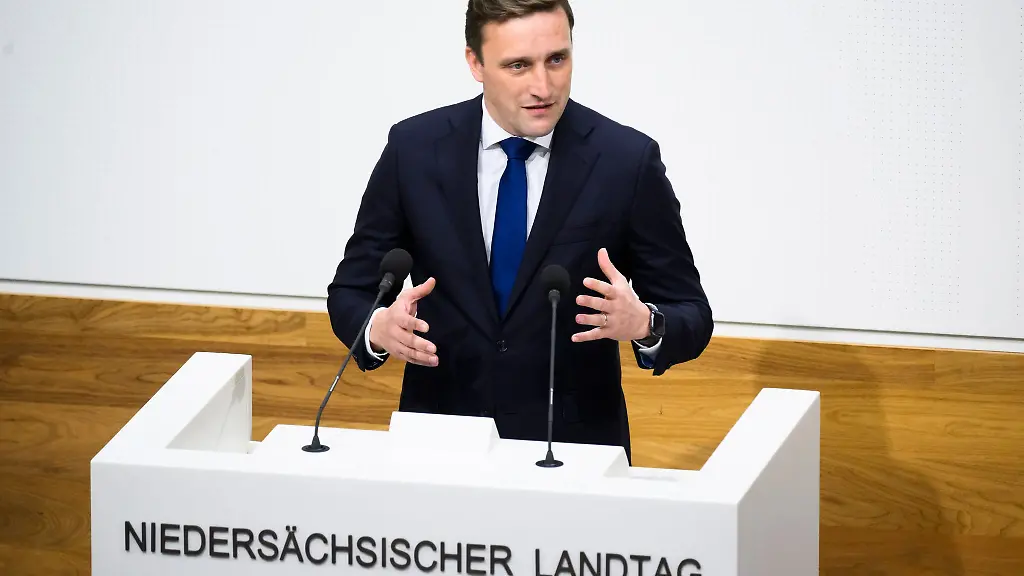 Sebastian-Lechner-Fraktionsvorsitzender-der-CDU-Fraktion-spricht-im-Landtag-Niedersachsen