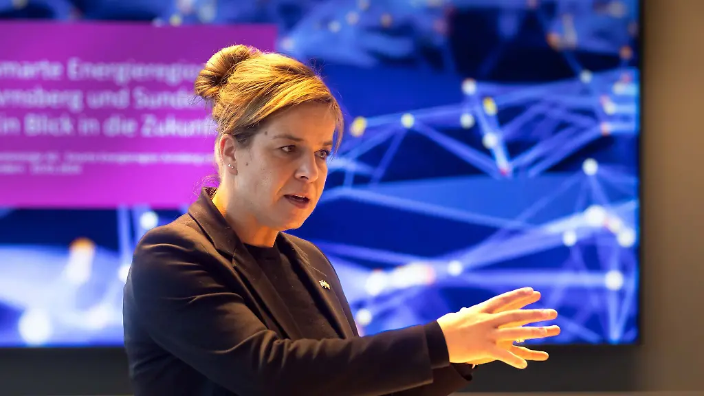 NRW-Energieministerin-Mona-Neubaur-besucht-die-Netzleitstelle-des-Verteilnetzbetreibers-Westnetz-in-Arnsberg