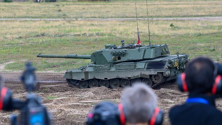 Die ukrainischen Soldaten werden auf dem Truppenübungsplatz Klietz im Leopard 1A5 ausgebildet.