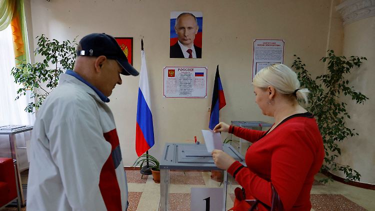 Unter den Augen der Obrigkeit: Russen und Ukrainer in den besetzten Gebieten sollen abstimmen.