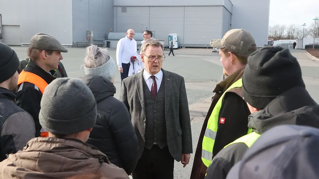 Bodo-Ramelow-Linke-Ministerpraesident-in-Thueringen-spricht-mit-protestierenden-Bauern-am-Eingang-der-Wolf-Wurstfabrik