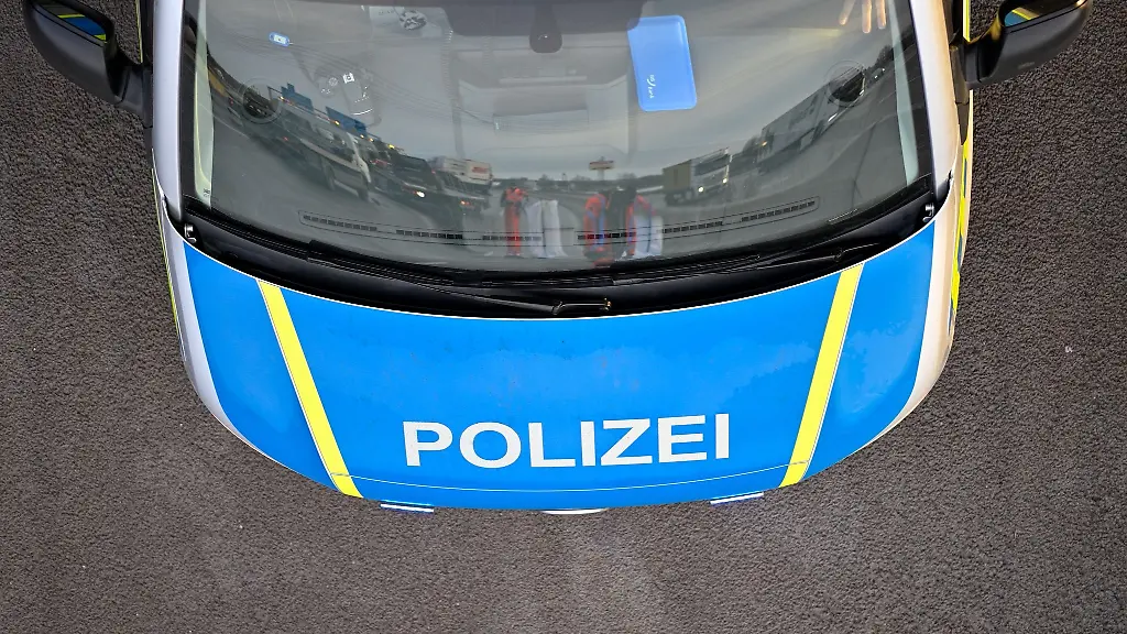 Ein-Polizeiauto-bei-einem-Einsatz