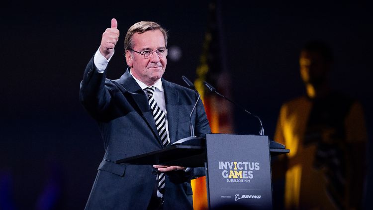 Daumen hoch für den Veteranentag: Bundesverteidigungsminister Boris Pistorius.