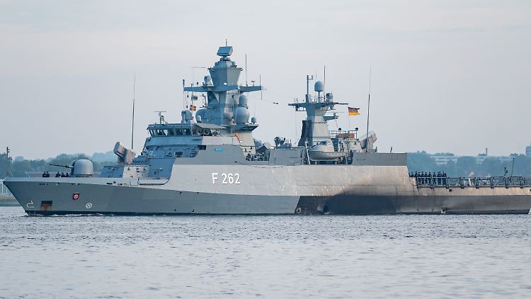 Die deutsche Korvette "Erfurt" patrouilliert in der Ostsee.
