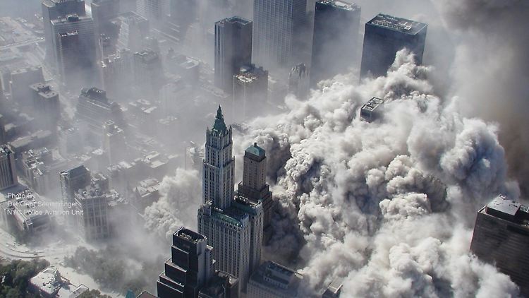 Eine riesige Rauch- und Staubwolke lag über Manhattan, nachdem die beiden Türme des World Trade Centers kollabierten. 