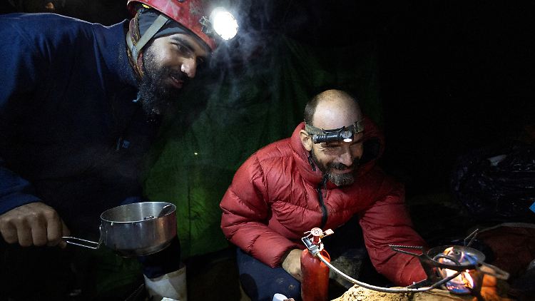 Rettungskräfte haben begonnen, US-Forscher Mark Dickey (r.) aus der Höhle zu befreien.
