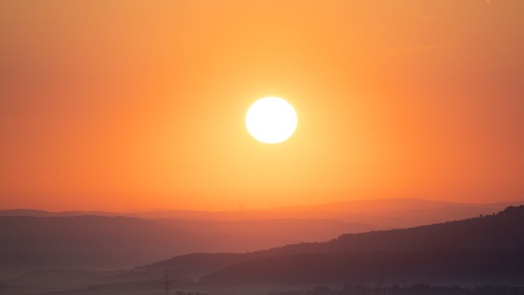 Über dem sogenannten Gottesgarten in der Region rund um Bad Staffelstein geht die Sonne auf.