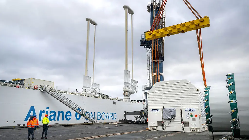 Ein-Container-mit-der-ersten-Oberstufe-der-europaeischen-Traegerrakete-Ariane-6-wird-im-Neustaedter-Hafen-fuer-das-Verladen-auf-das-speziell-fuer-den-Transport-der-Rakete-konzipierte-Schiff-Canopee-vorbereitet