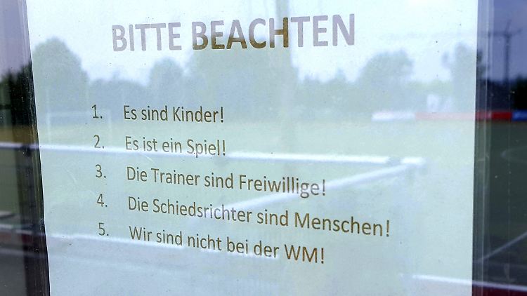 Auch bei Jugendfußballspielen überhitzen die Gemüter, deshalb gibt es sogar Aushänge, um an die Vernunft zu appellieren.