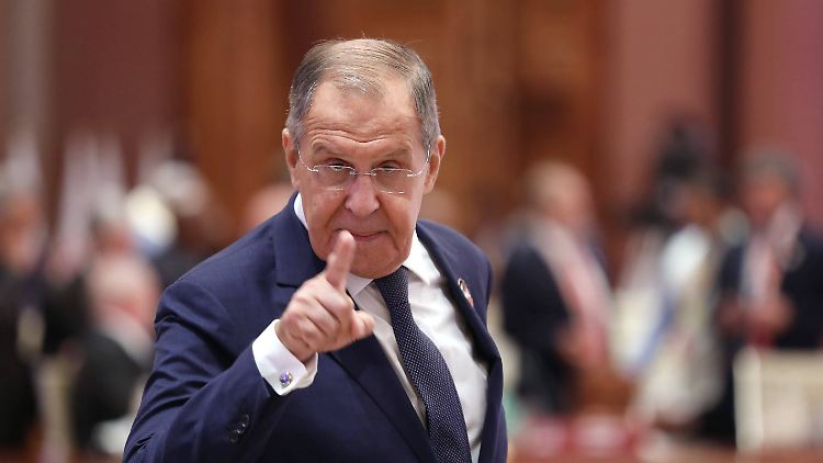 Der Zeigefinger ist oben: Der russische Außenminister Sergej Lawrow zeigt sich wenig beeindruckt von den Bemühungen des UN-Generalsekretärs.