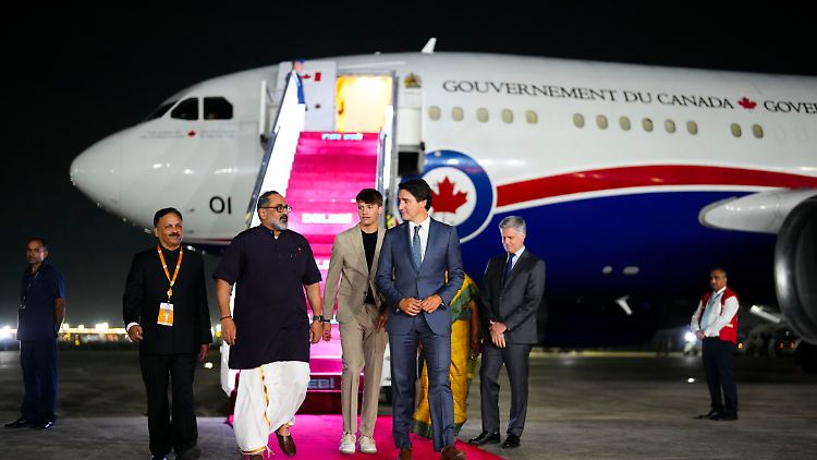 Bei der Ankunft in Neu Delhi war noch alles ok: Trudeau mit seinem Sohn.