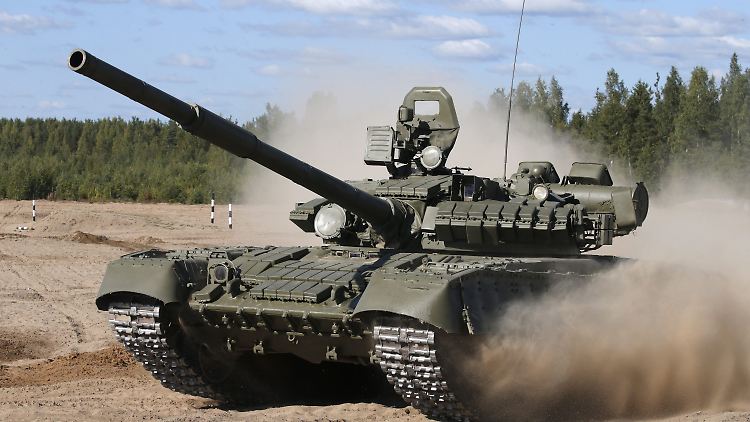 Die Besatzung eines T-80 während einer Show zum "Tag des Panzers" nahe St. Petersburg (Archivbild).