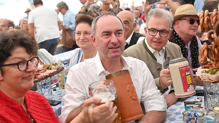 Hubert Aiwanger und Parteikollege Florian Streibl im Festzelt auf Gut Keferloh.