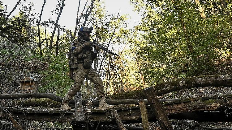 Ein ukrainischer Soldat bei Bachmut.