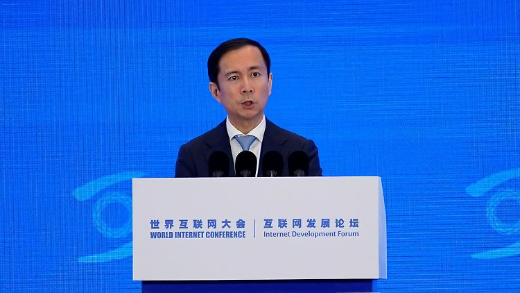 Daniel Zhang spricht auf einer Konferenz im Jahr 2020.