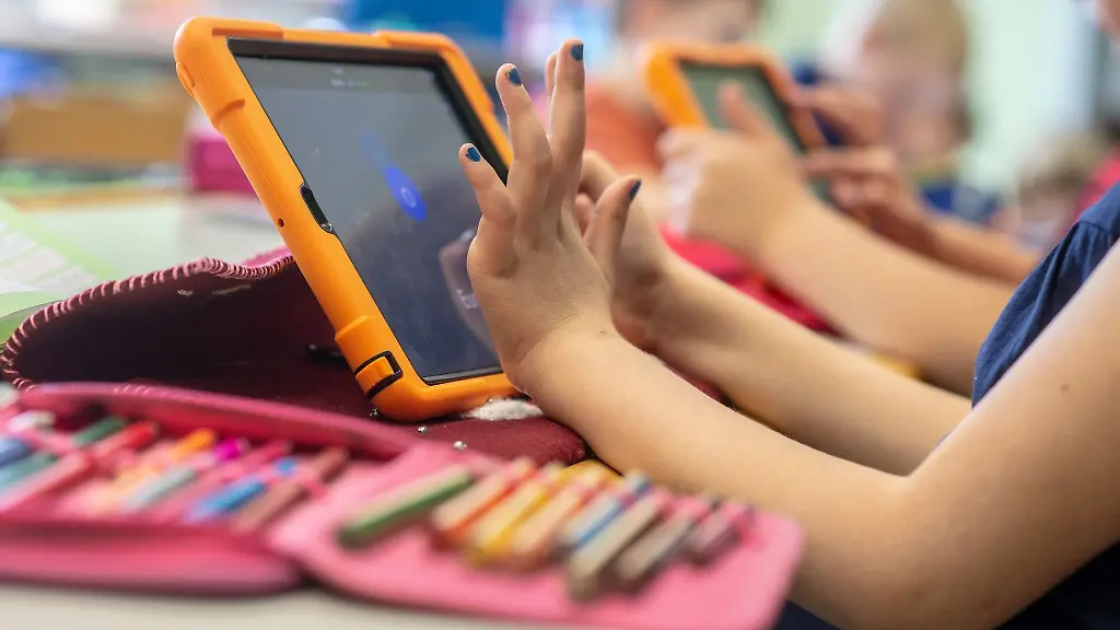 Grundschueler-arbeiten-in-der-Grundschule-Offenstetten-mit-Tablets