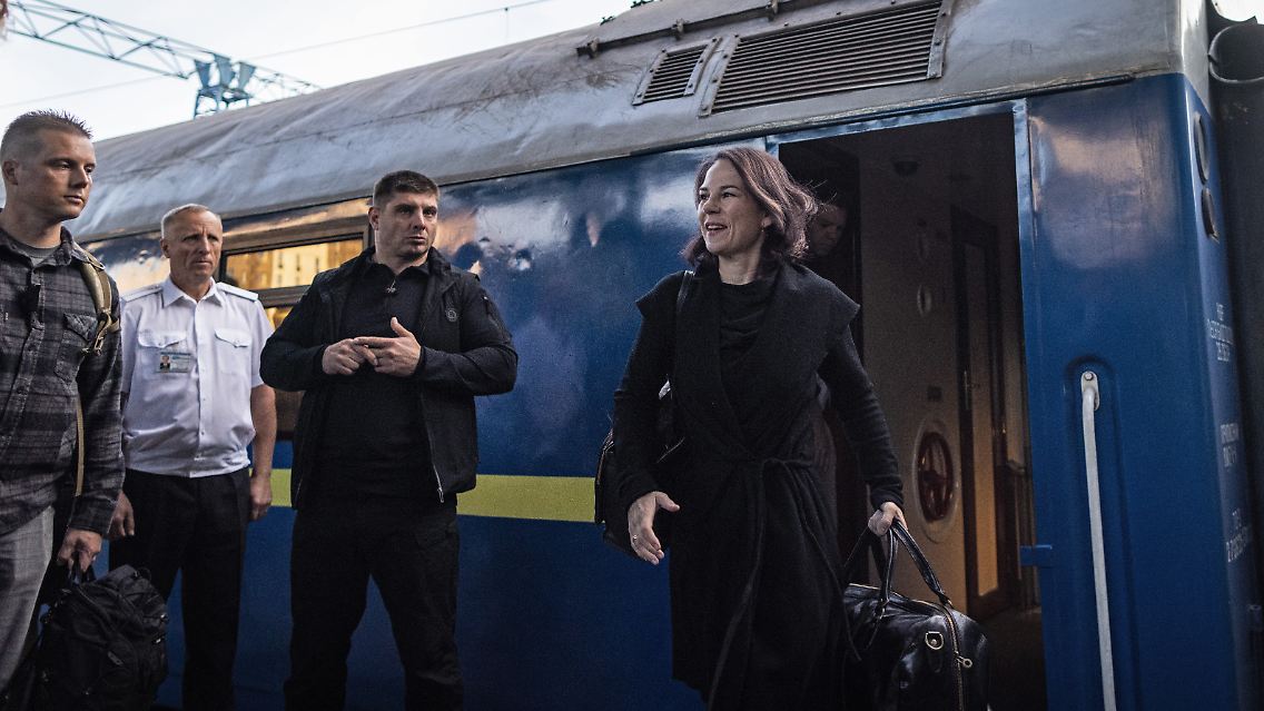 Die Außenministerin trifft mit dem Zug zu einem geheim gehaltenen Besuch in der ukrainischen Hauptstadt ein.