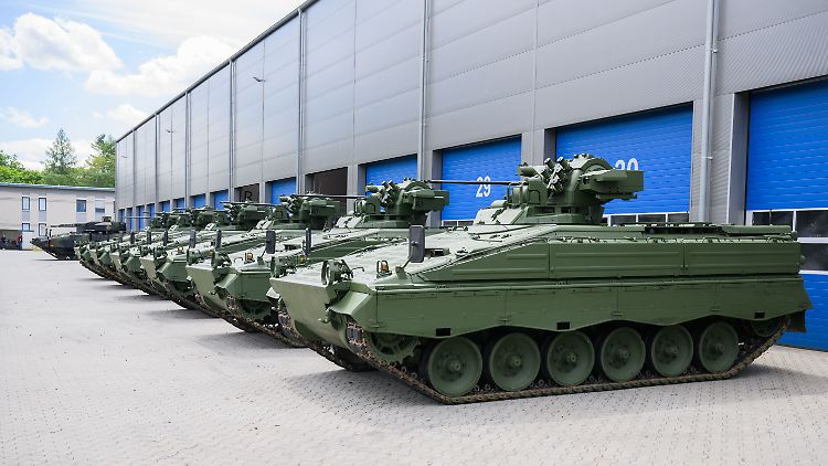 Wieder aufbereitete Marder-Schützenpanzer stehen vor einer Halle des Rheinmetall-Werks im niedersächsischen Unterlüß.