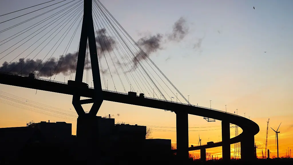 Die-Koehlbrandbruecke-im-Abendlicht-Die-Tage-der-1974-eroeffneten-Koehlbrandbruecke-im-Hamburger-Hafen-sind-gezaehlt