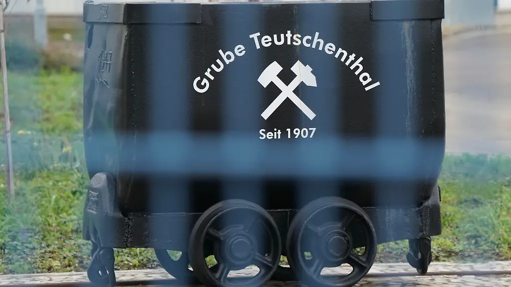 Eine-alte-Lore-steht-auf-dem-Gelaende-der-Grube-Teutschenthal-Die-Gewerkschaft-IGBCE-hat-zu-einem-Warnstreik-aufgerufen