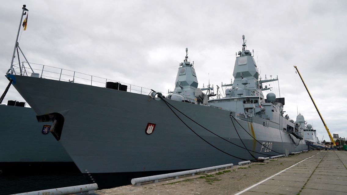 Aufgenommen am Freitag: die deutsche Fregatte "Hamburg" liegt im Hafen von Riga.