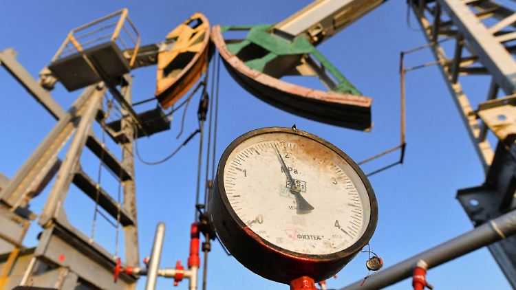 Russland fördert weiterhin kräftig Öl - und verkauft es zu höheren Preisen als westliche Staaten eigentlich wollten.